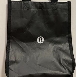 Lululemon Reusable Black/White Tote. Lunch Bag. Snap